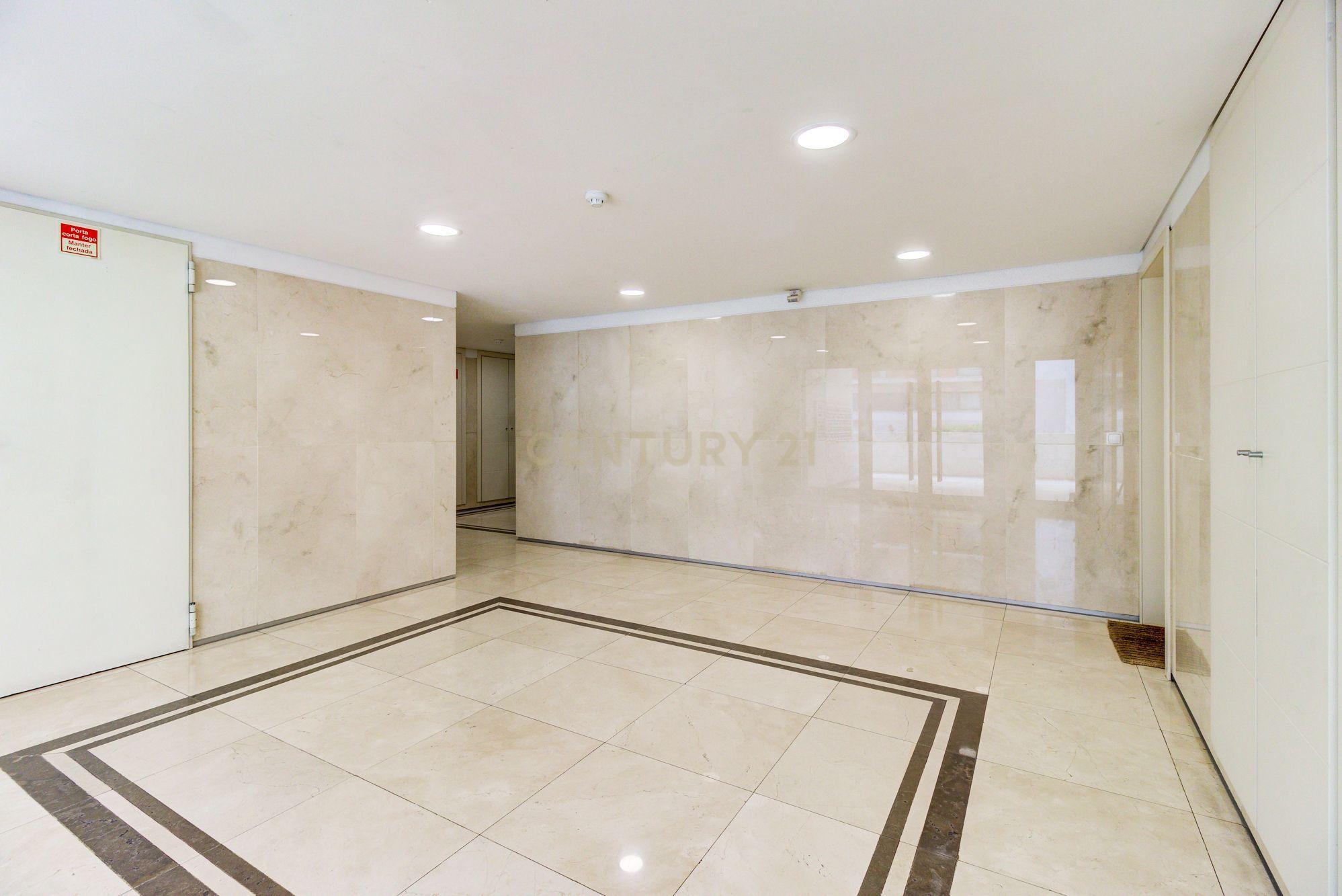 Apartamento T4, com 188m2, cozinha equipada e 2 lugares de garagem - Image 28
