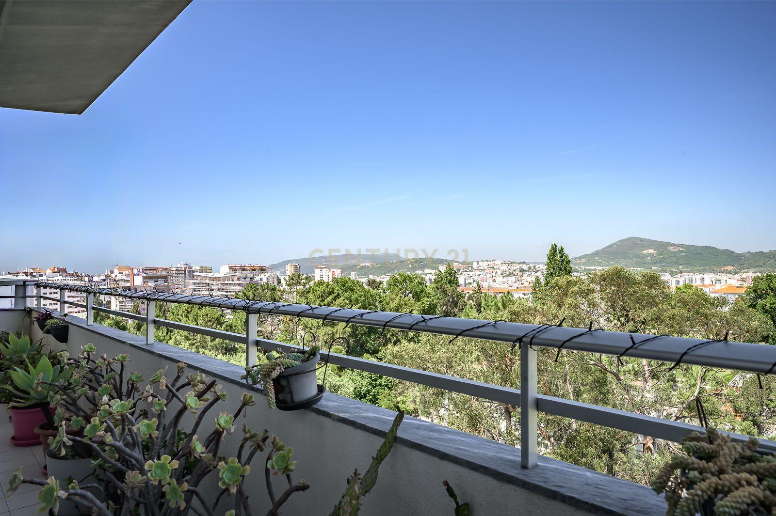 Fotografia 11 de Exclusivo T4 em Setúbal (S. Sebastião) | Vista Panorâmica Deslumbrante, Varandas, Ar Condicionado e Garagem Box Dupla com Carregador Elétrico