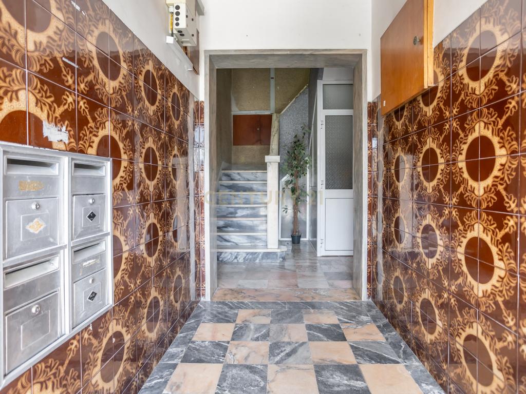 Apartamento T3 mais sótao, num 1 andar em Amora - Seixal - Image 2