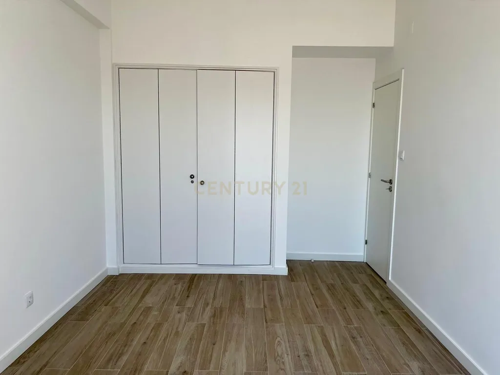 Apartamento Renovado com Vista Rio em Lisboa - Image 20