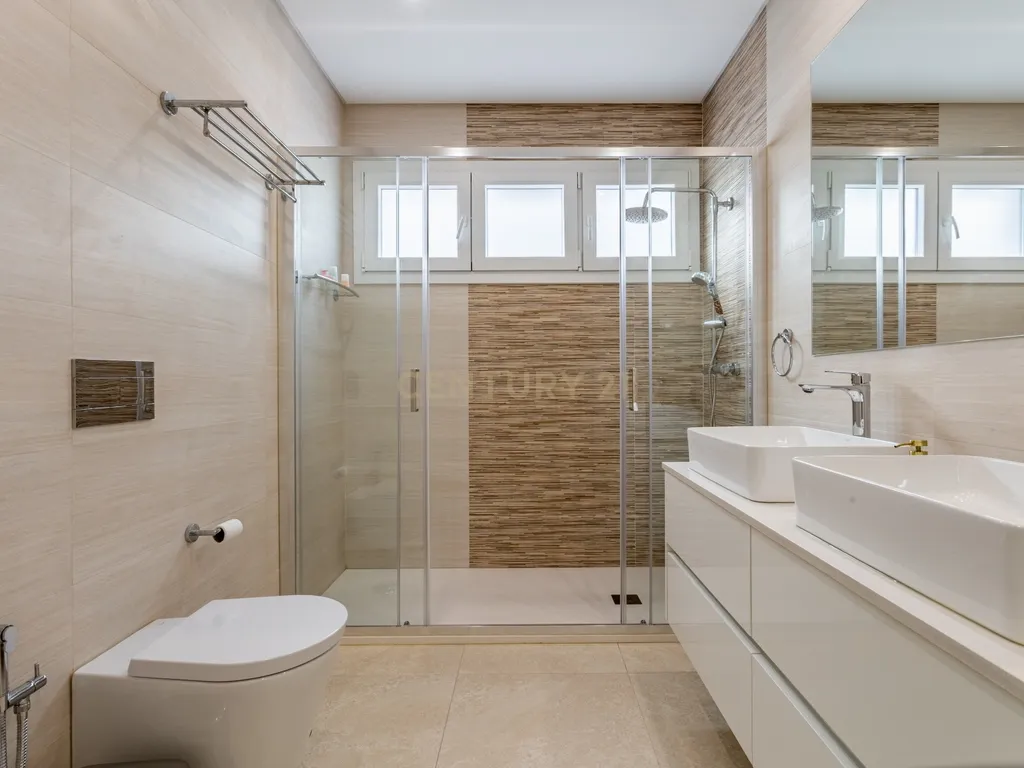 Luxuosa Moradia T5 em Odivelas com Vista Panorâmica - Image 17