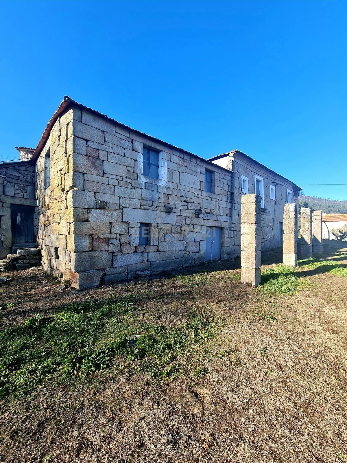 Fotografia 3 de Casa da Fonte, imovel com Apontamento historico para restauro