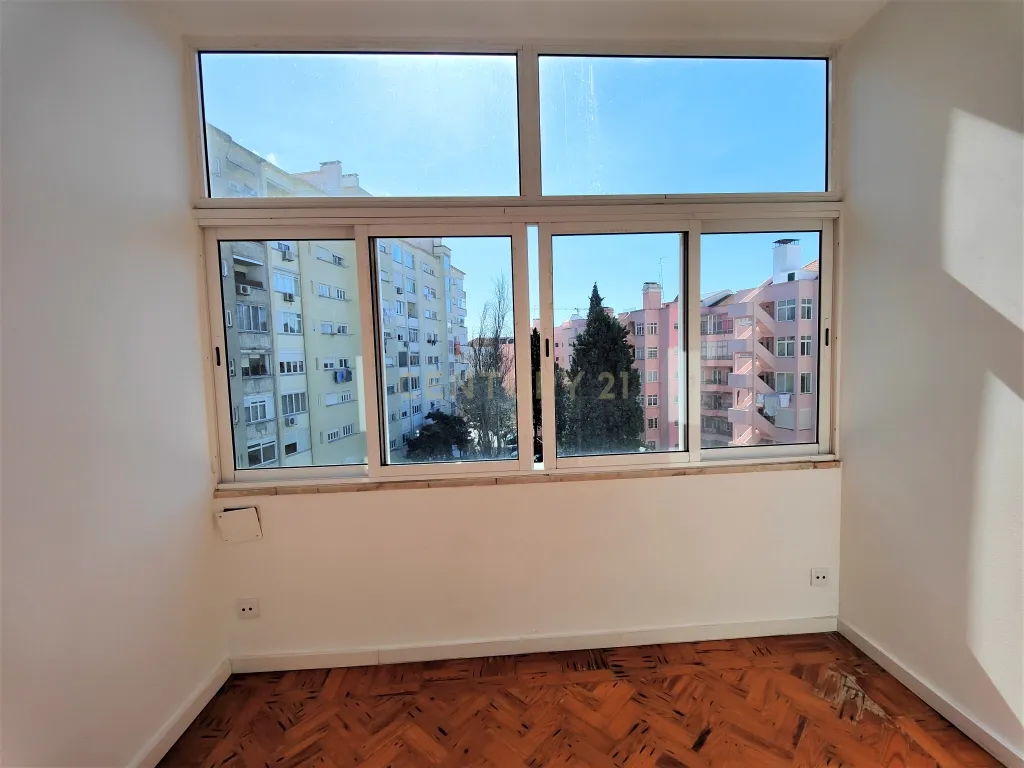 Apartamento T3+1 duplex com vista desafogada e muita luz Natural á Praça de Londres - Image 5