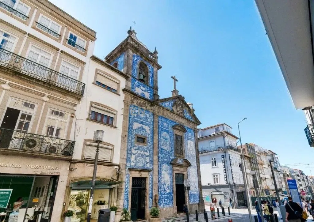 Espaçosa Propriedade para Recuperação no Coração do Porto - Image 16