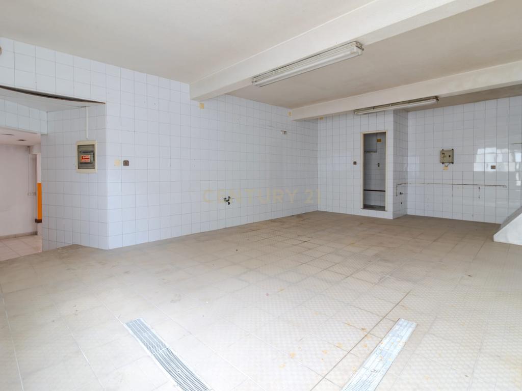 Moradia T3 + T1 + Espaço Comercial – Oportunidade Única no Centro da Vieira de Leiria - Image 10