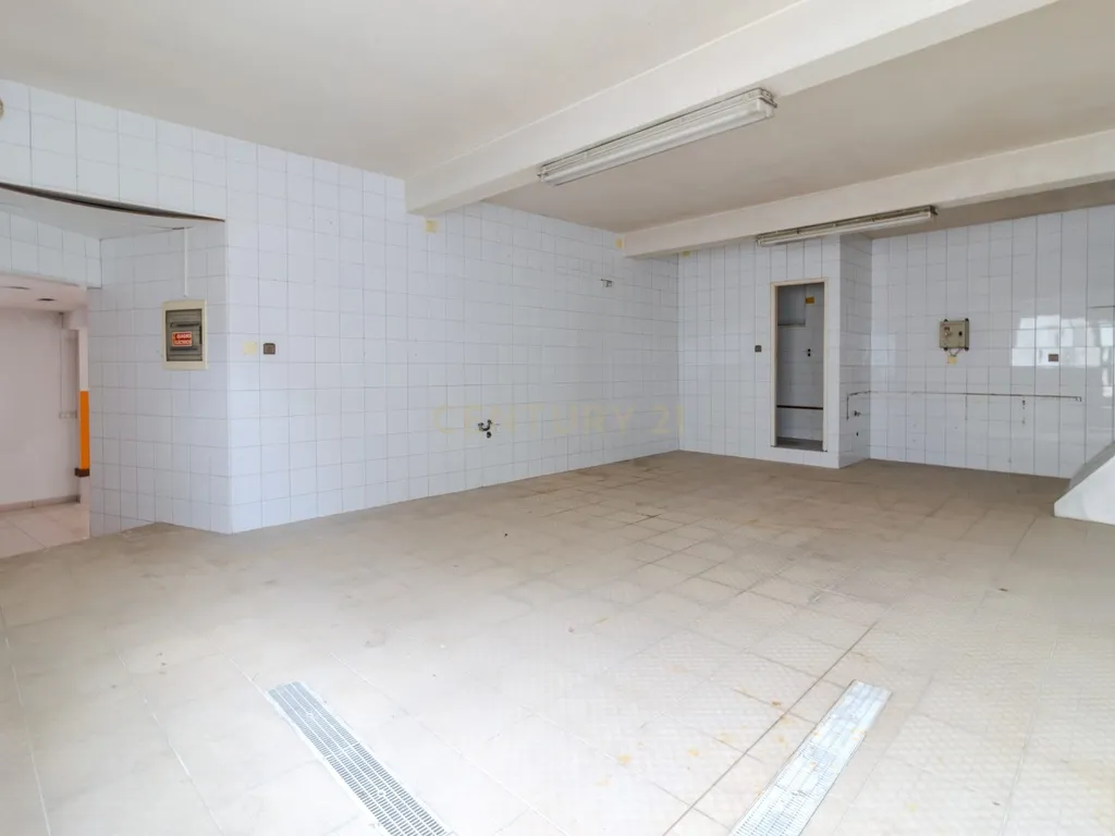 Moradia T3 + T1 + Espaço Comercial – Oportunidade Única no Centro da Vieira de Leiria - Image 10