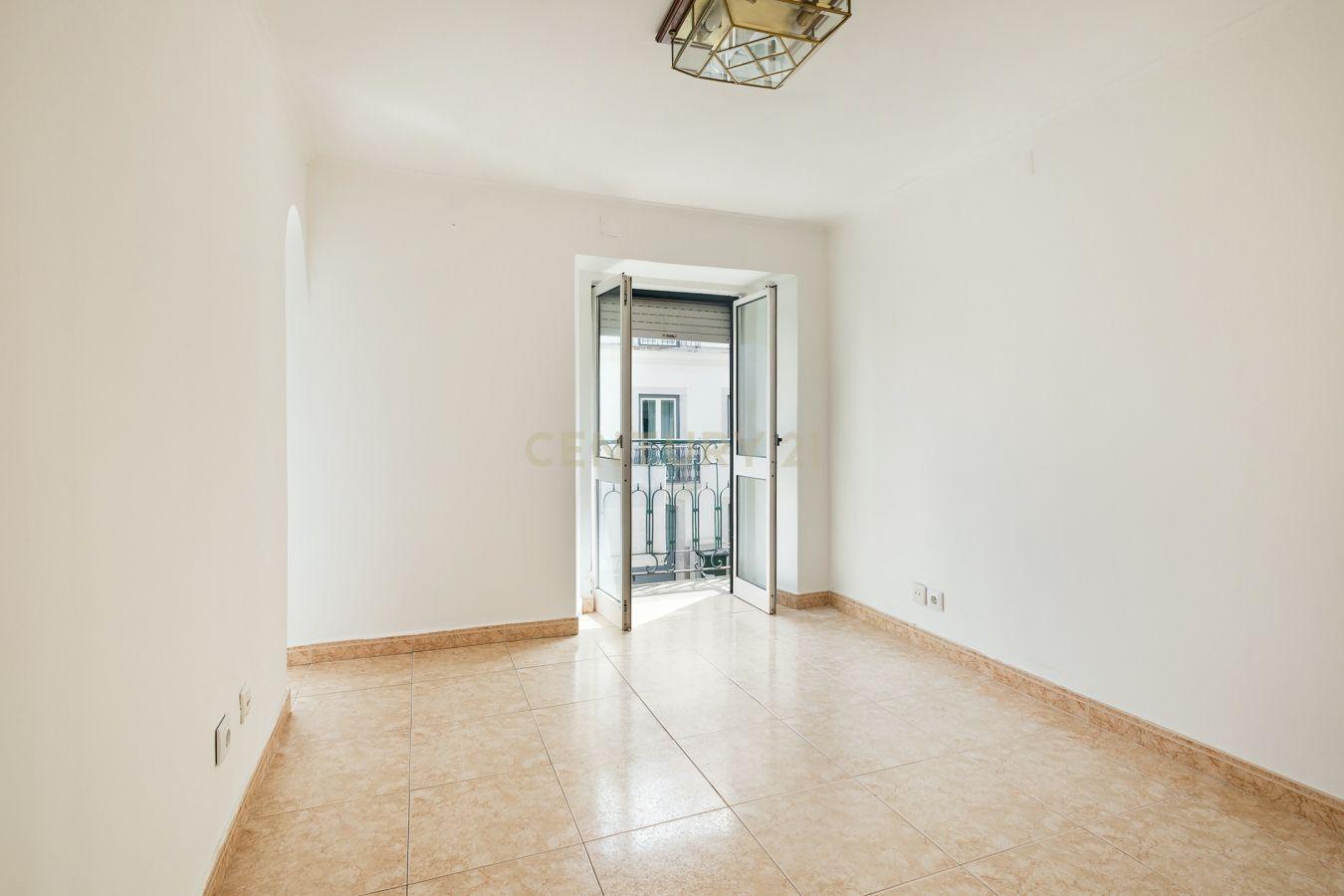 Apartamento T1 na Lapa – Lisboa | 1º Andar em prédio tradicional - Image 3