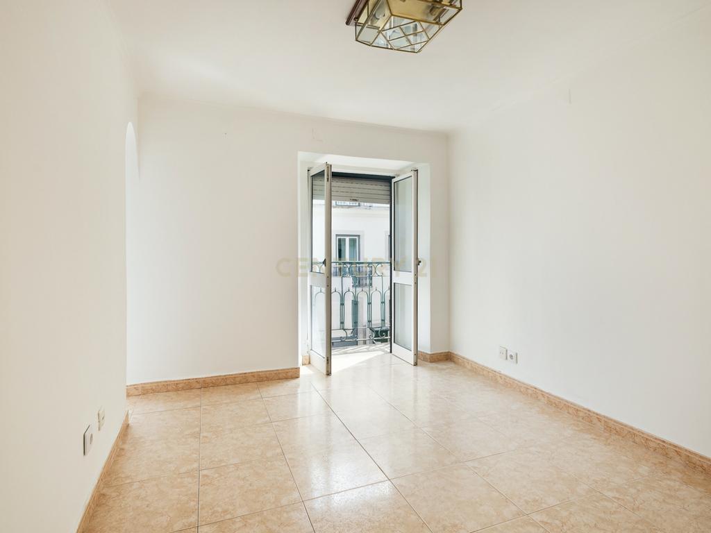 Apartamento T1 na Lapa – Lisboa | 1º Andar em prédio tradicional - Image 3
