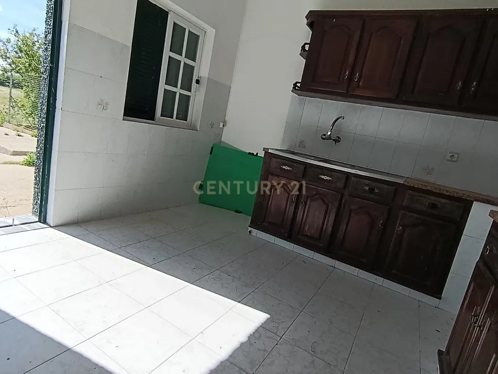 Quinta 8000m2 com 4 Moradias T2 e T3 - Image 18