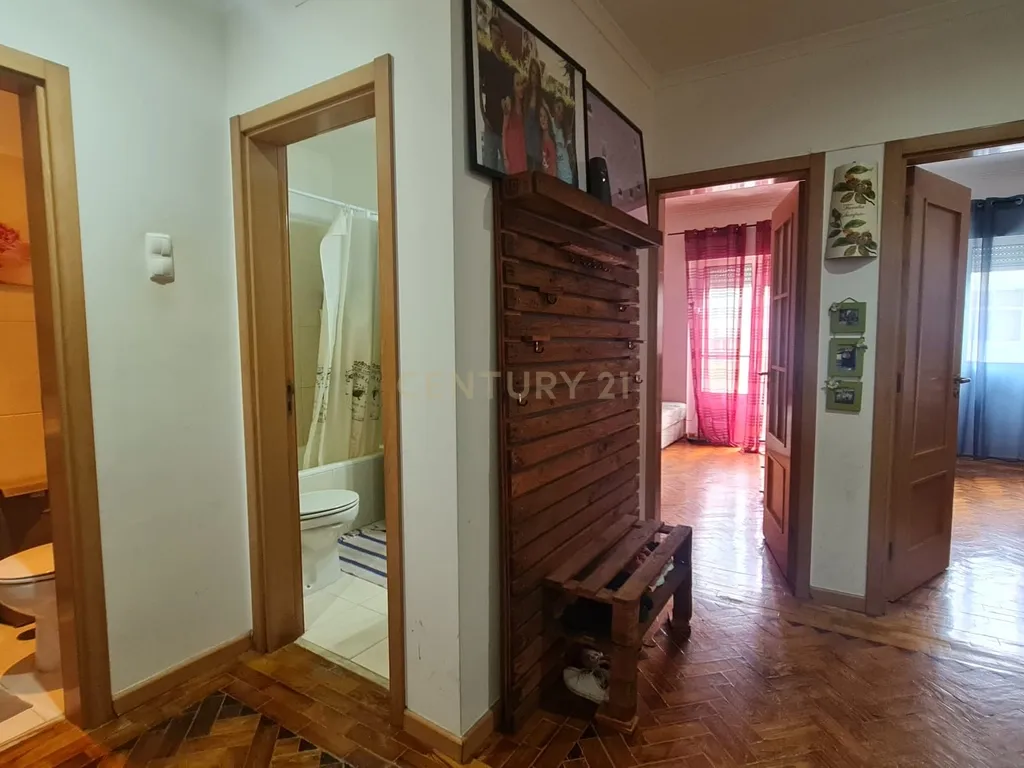 Apartamento T3 com 82m² na Amadora – Excelente Estado e Localização Privilegiada - Image 4
