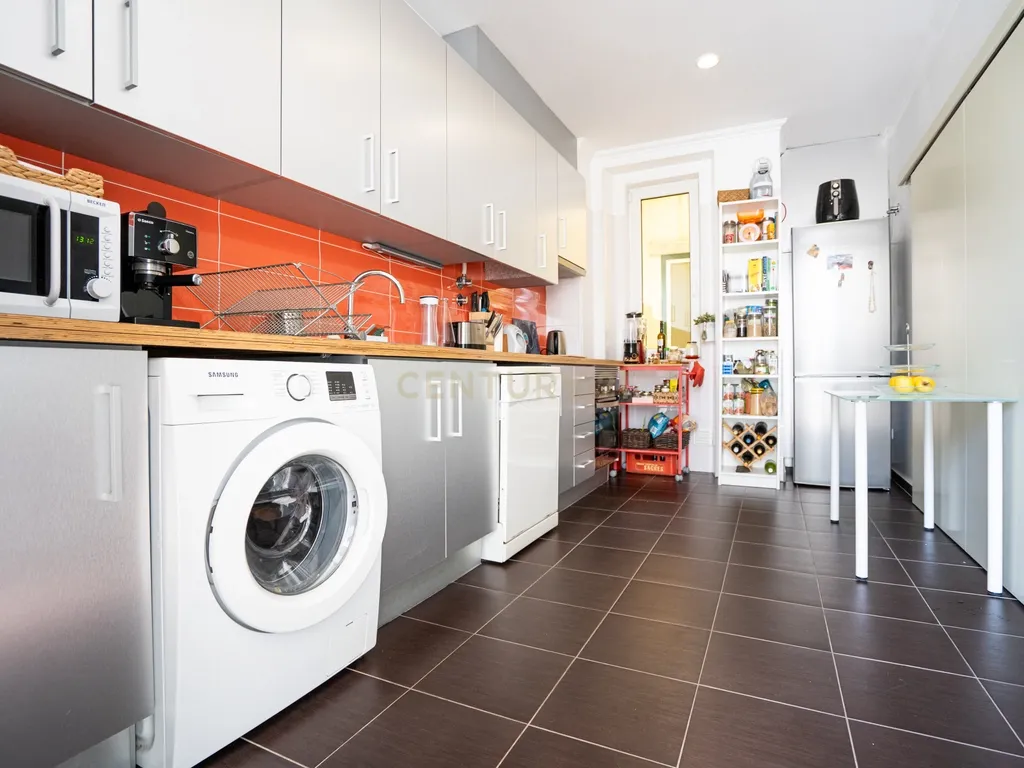 Apartamento T2 Duplex com Varandas em Campolide - Rua Marques da Fronteira - Image 14