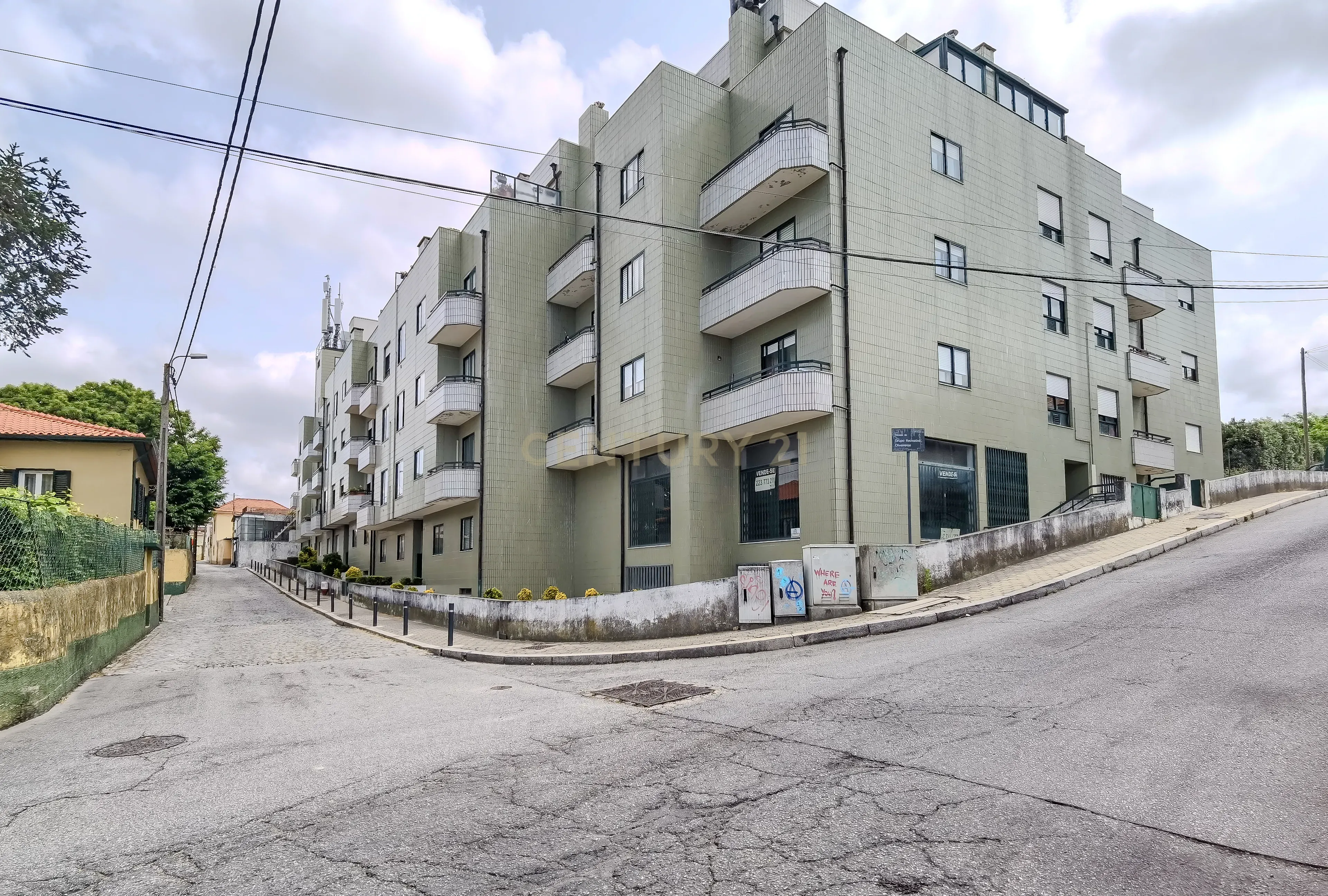 Apartamento T1+1 com Garagem e Vista Rio, Oliveira do Douro, Vila Nova de Gaia - Image 1