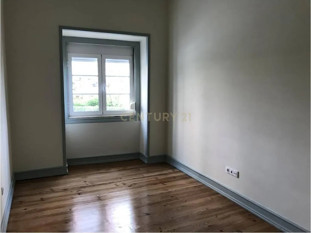 Apartamento T2+1 com Logradouro para Arrendar em Sete Rios - Image 12