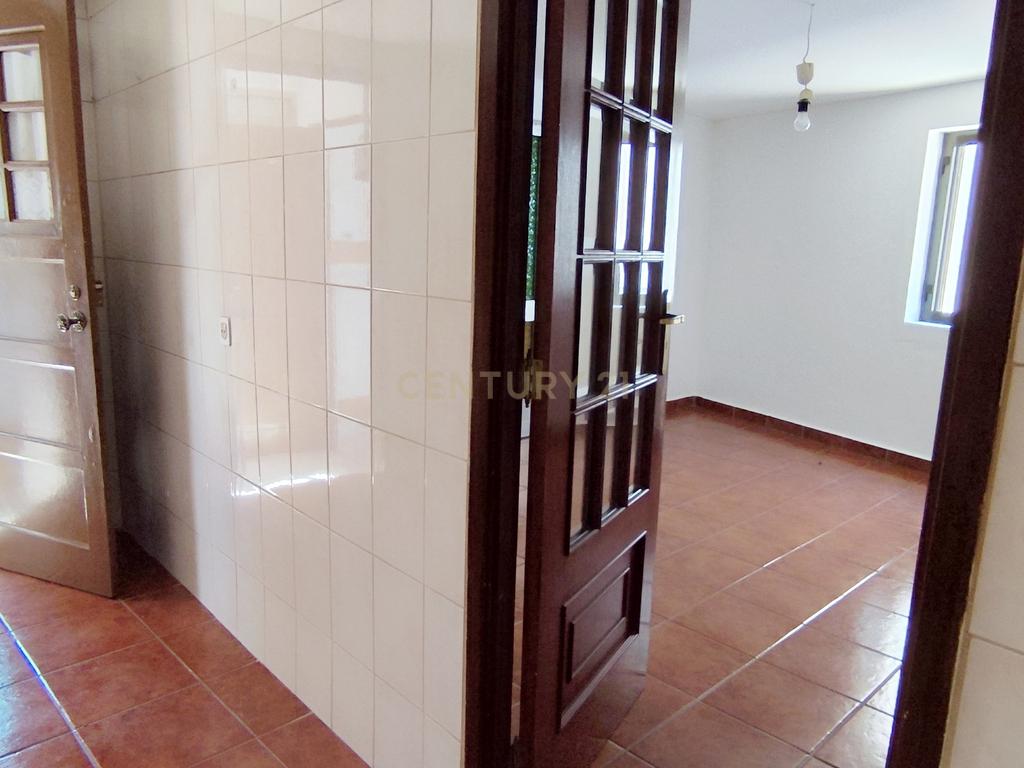 Casa geminada de dois pisos com reabilitação parcial em Vidago / Chaves - Image 9