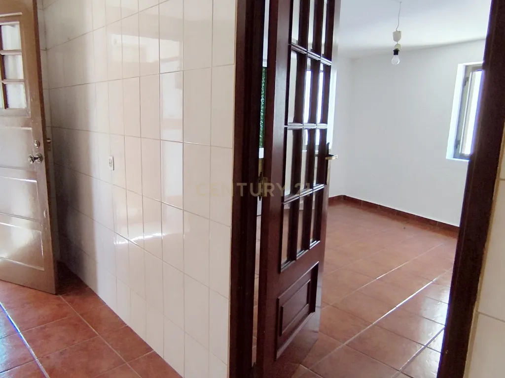 Casa geminada de dois pisos com reabilitação parcial em Vidago / Chaves - Image 9