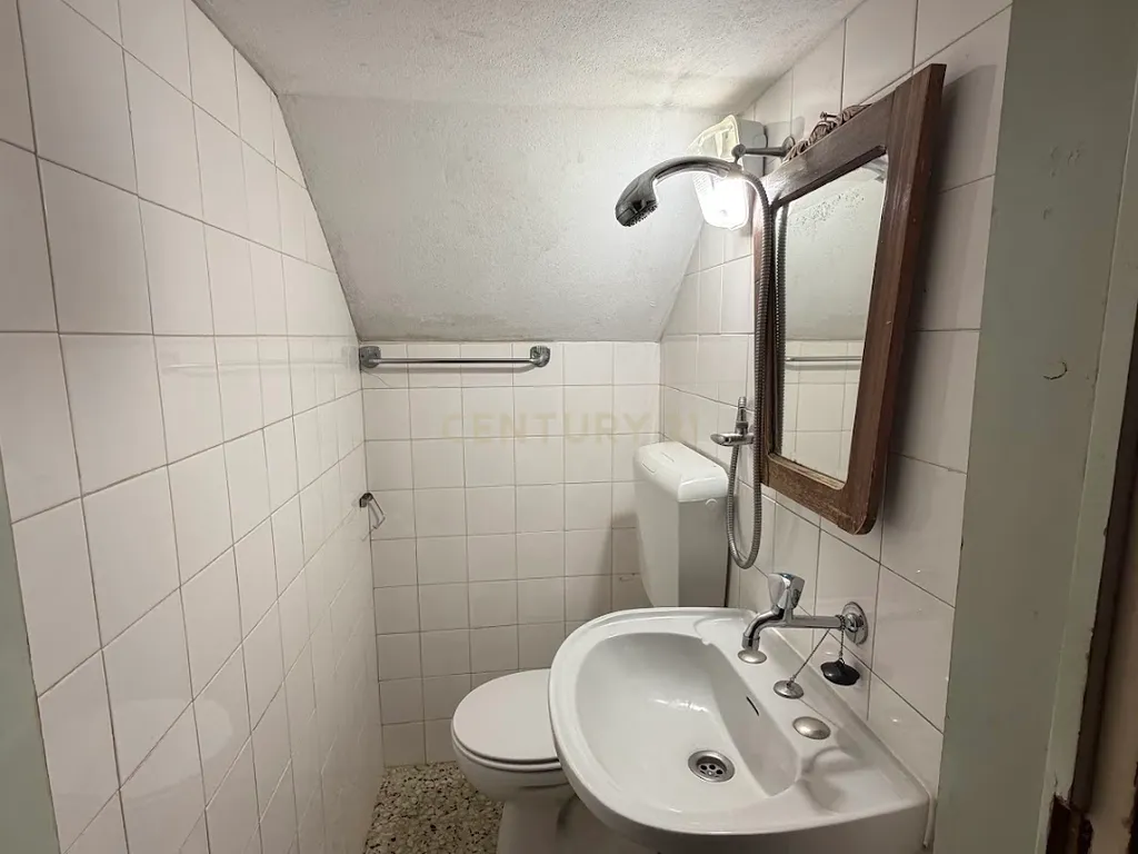 Moradia T2 + 1 no Centro de Portimão | Garagem 55 m² | Potencial + Proximidade às Praias - Image 51