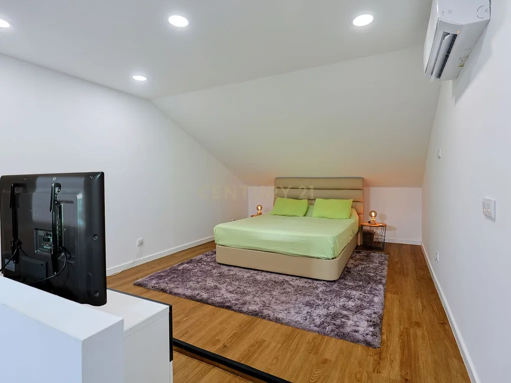 Apartamento T3 Duplex Remodelado no Centro de Corroios - Image 20