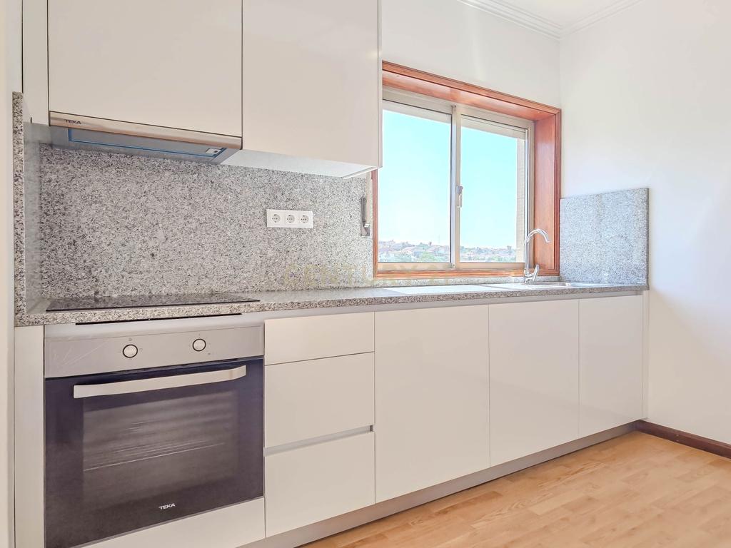 Apartamento T1 totalmente renovado em Esmoriz, Aveiro - Excelente Localização - Image 1