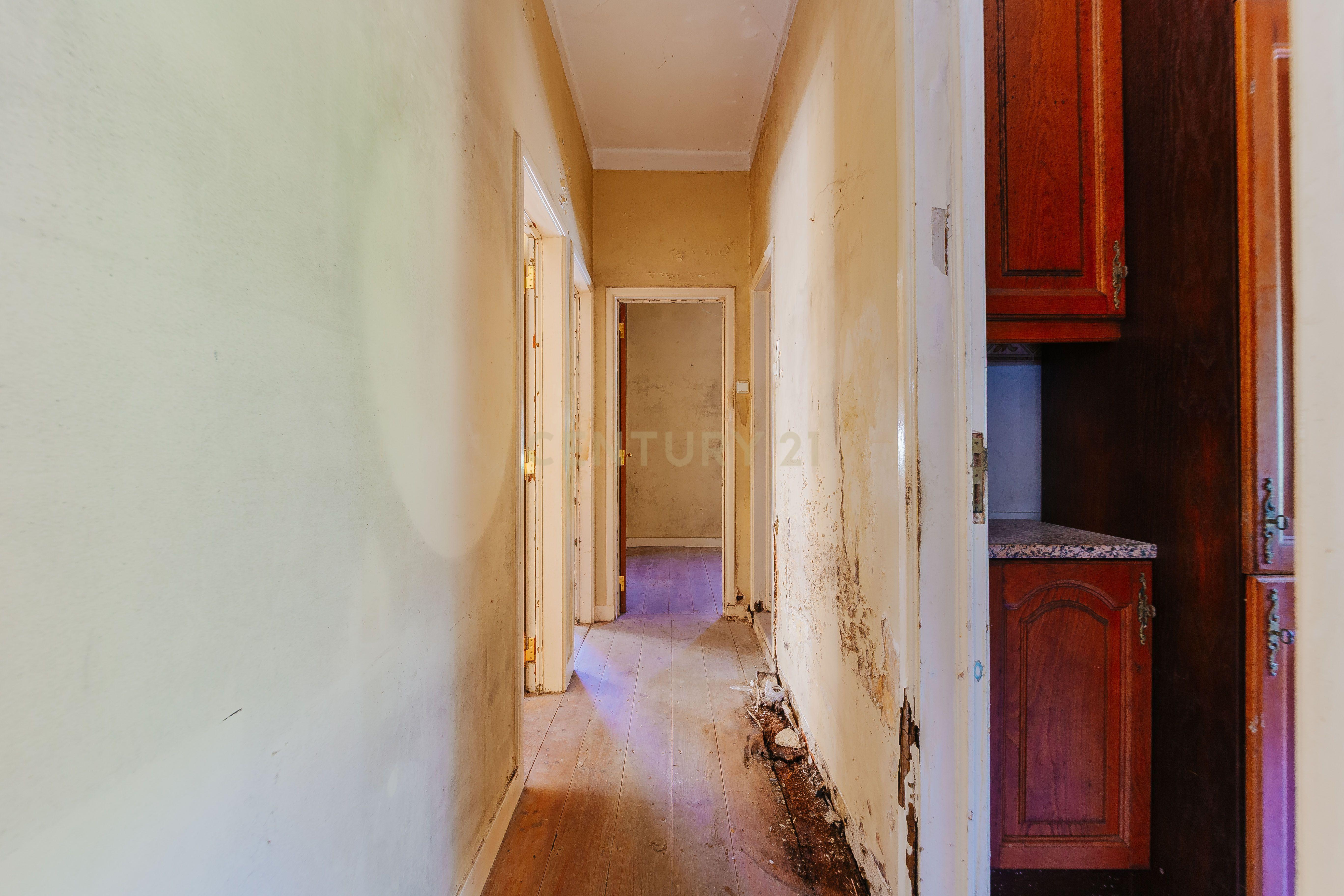 Fotografia 6 de Apartamento T3 para Remodelação com Terraço | Alvito | Lisboa