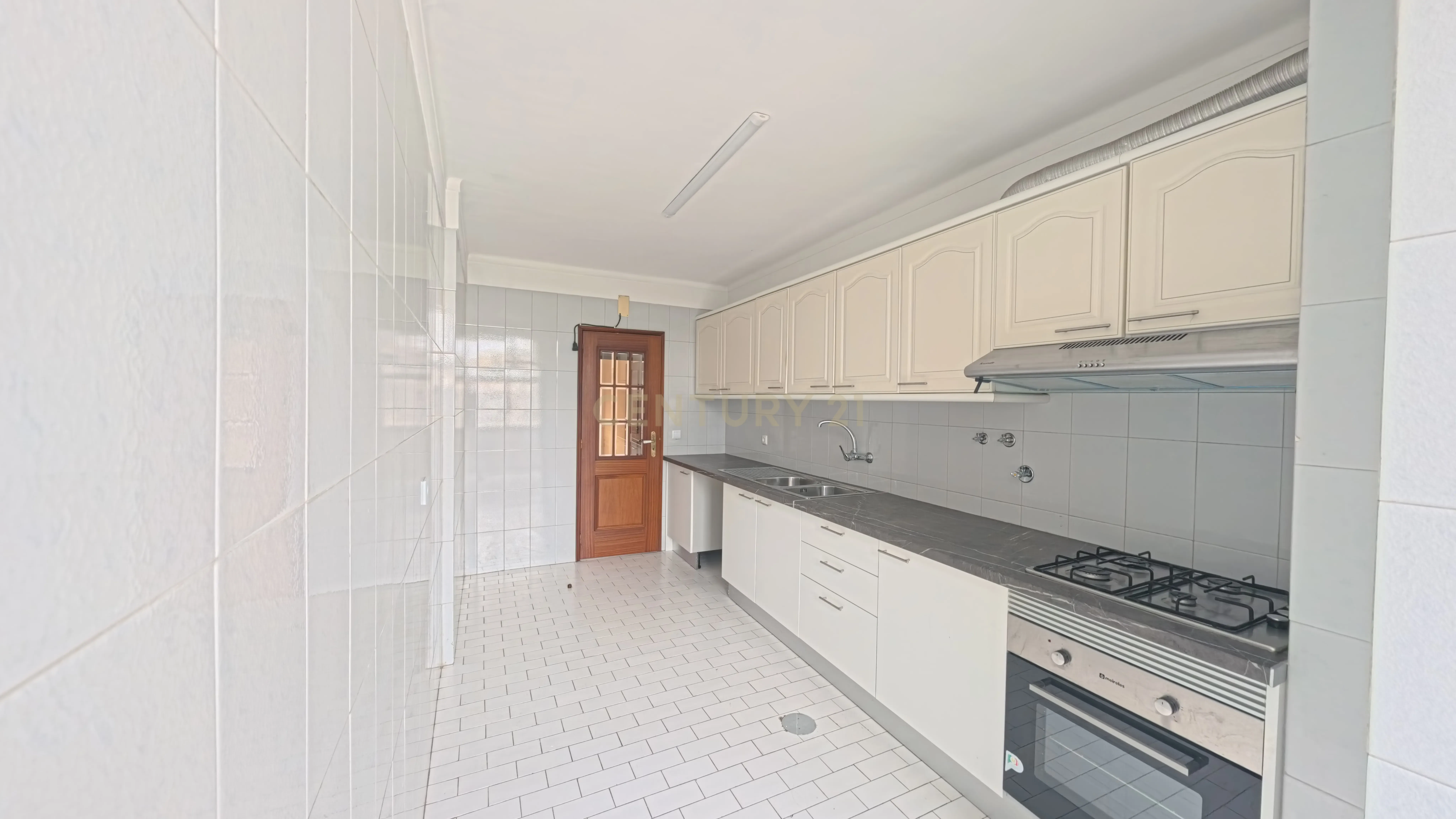 Fotografia 2 de T2 com Potencial Único no centro de Viseu - Habitação Própria + Sótão Preparado para Ampliação
