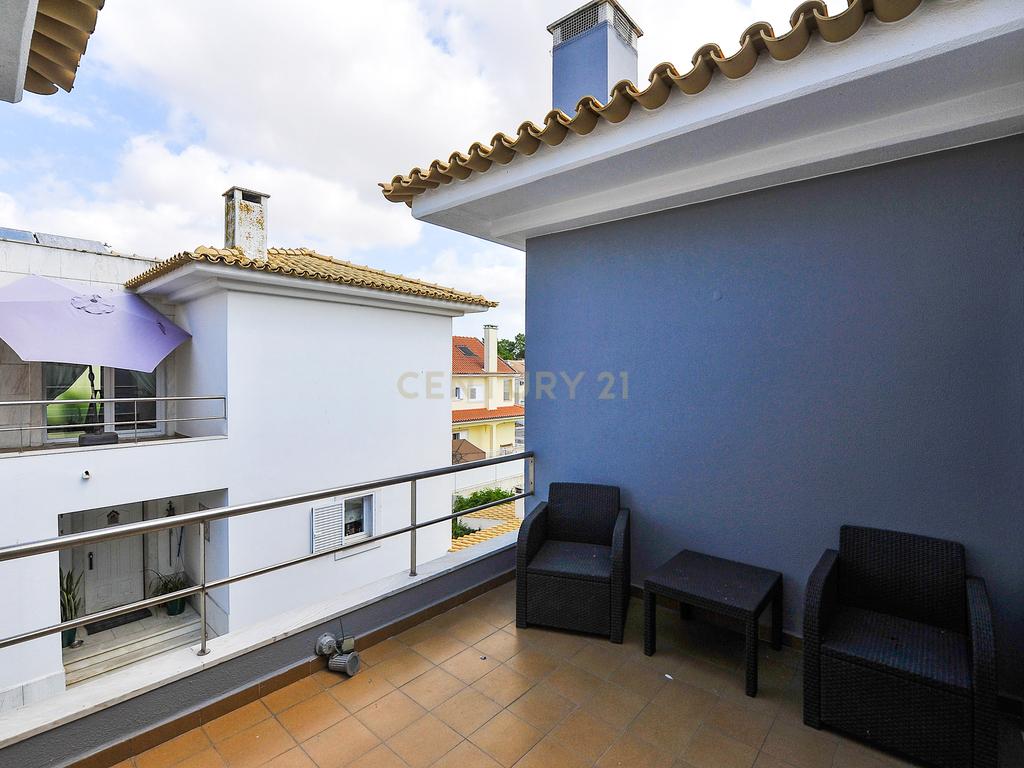 Moradia Isolada T4 Piscina e Cave - Image 23