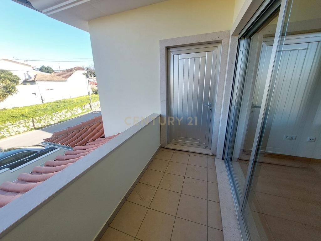 Moradia T4 de 3 Pisos com Piscina e Jardim - Image 20