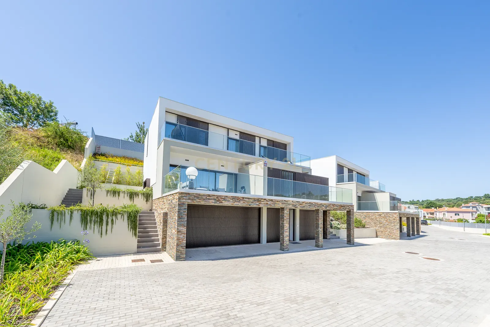 Moradia de Luxo T3 no Estoril Mobilada –Condomínio Privado - Image 3