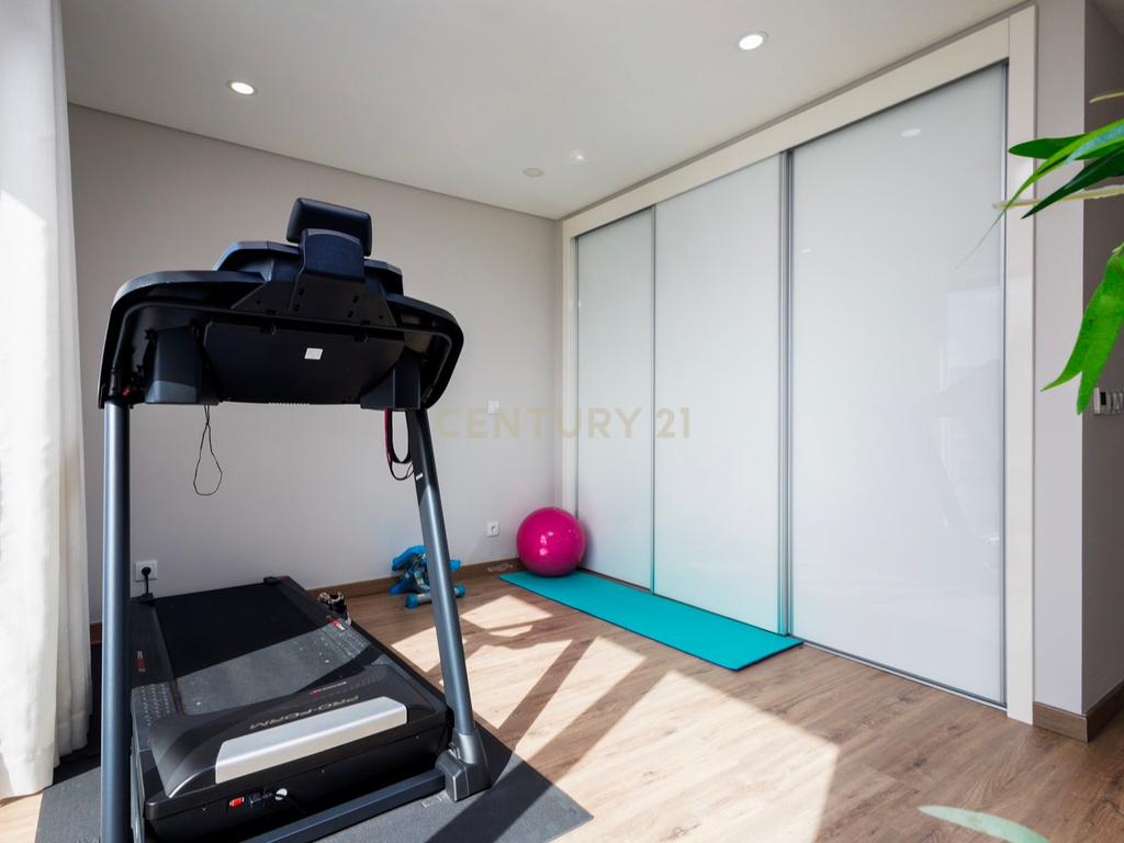 Moradia Moderna com Piscina e Acabamentos de Excelência na Marisol - Image 30