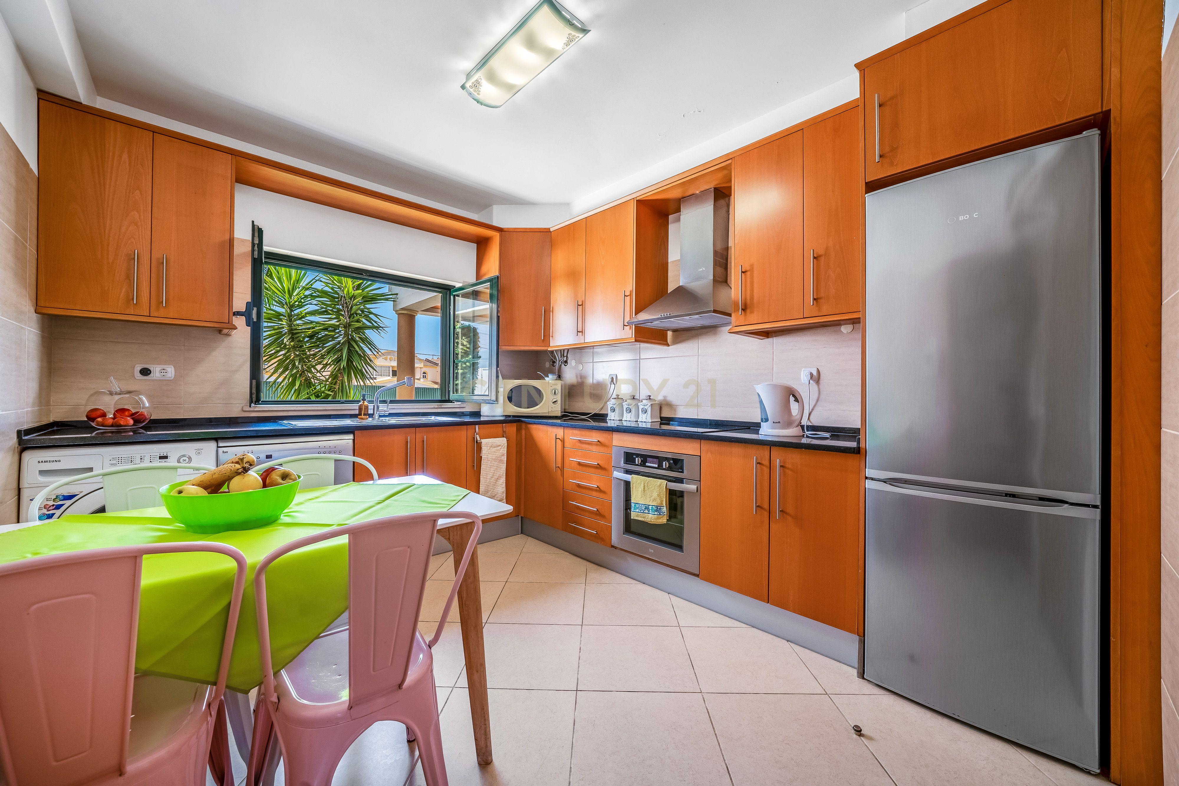 Fotografia 7 de Moradia de Canto T2+2 com jardim em Condomínio Privado com Piscina – Ferreiras, Albufeira