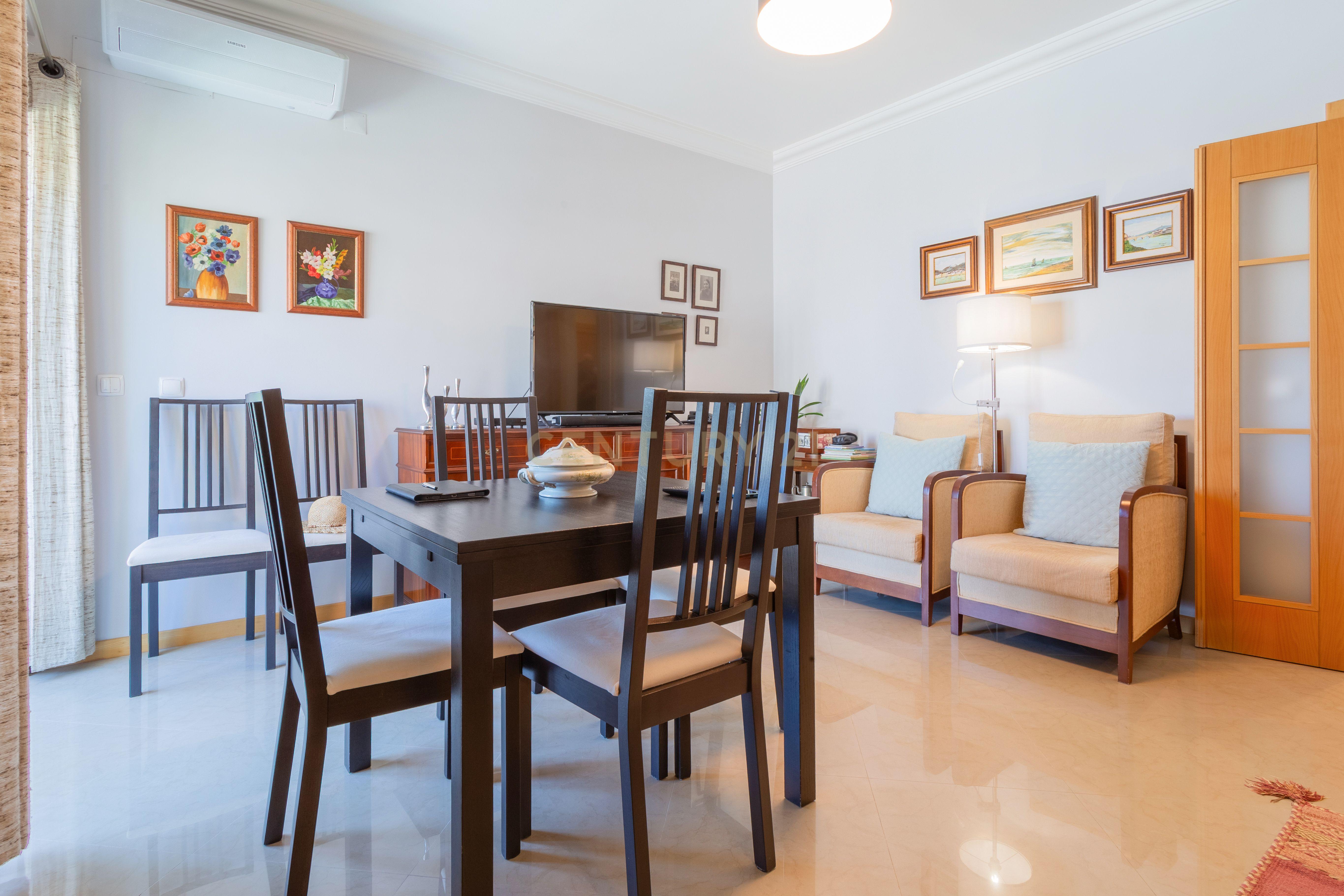 Fotografia 5 de Apartamento T2 / Duplex, com Garagem, sito na Sobreda, concelho de Almada.