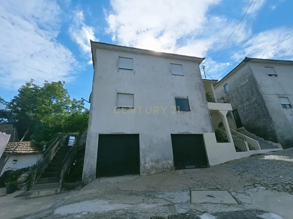 Casa T3 + T3 em Lordelo Paredes, perto do centro e com ótimas acessibilidades - Image 3