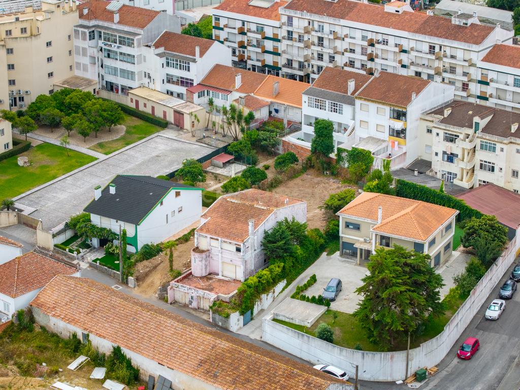 Moradia T5 para remodelar ou lote para construção — Centro do Bombarral - Image 7