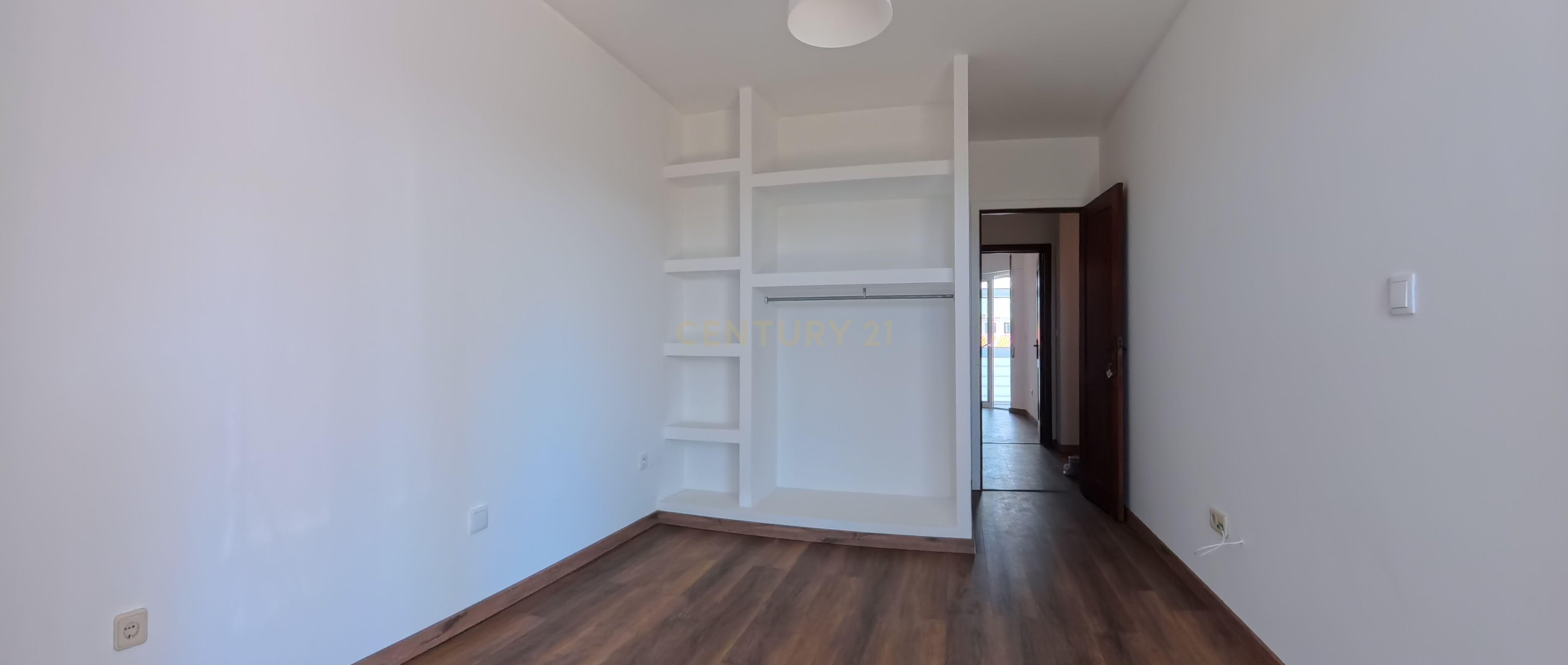 Fotografia 4 de T2 Renovado com Garagem Fechada e 2 Varandas — Palmeira de Faro, Esposende
