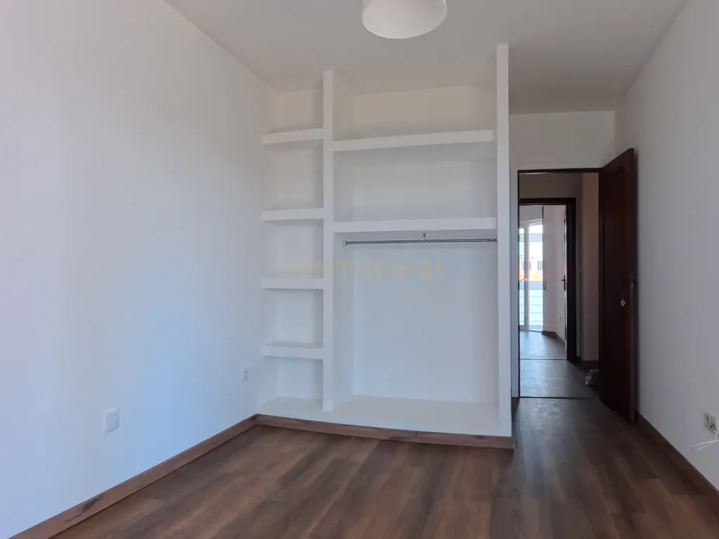 T2 Renovado com Garagem Fechada e 2 Varandas — Palmeira de Faro, Esposende - Image 4