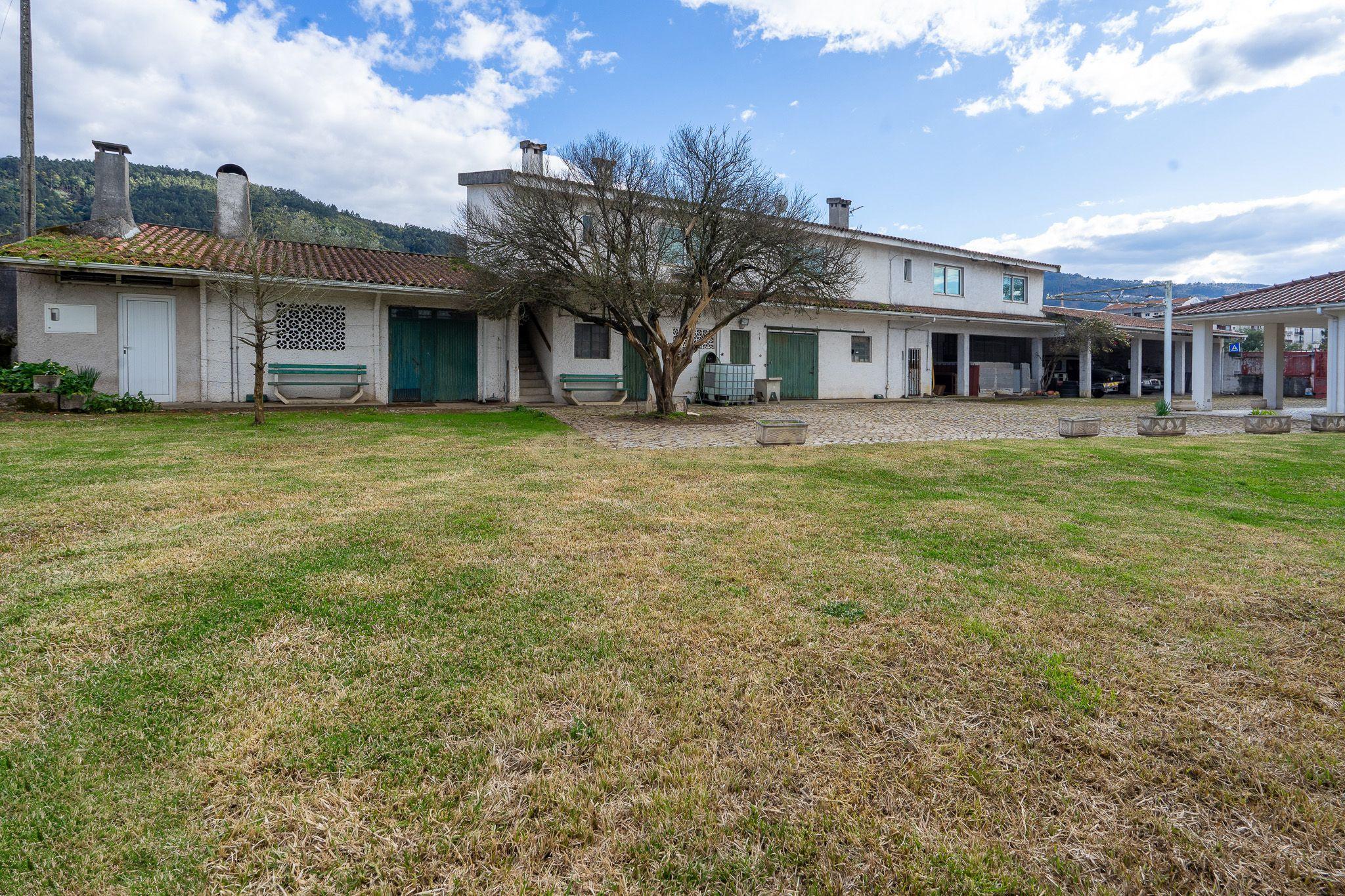 Moradia T5 com varanda coberta,terraço,piscina,jardim,poço,anexo e telheiro numa localização privilegada no centro de Lousã - Image 57