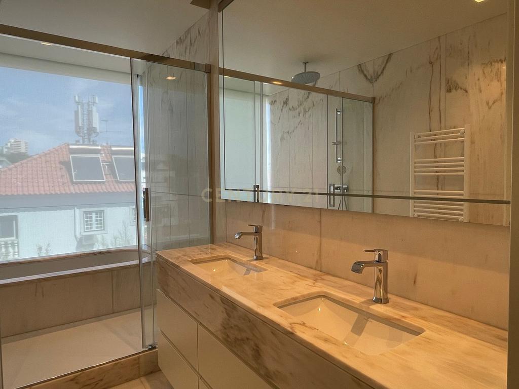 Moradia T3+1 em Cascais com Piscina Privada, Varandas e Jardim - Image 16
