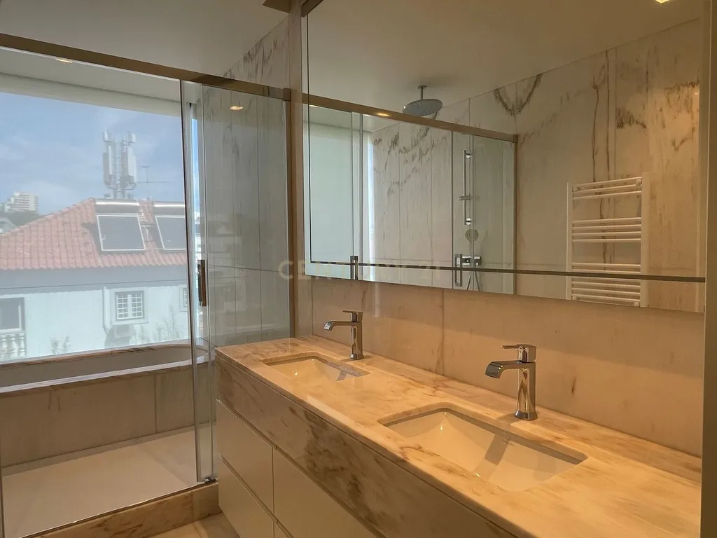 Moradia T3+1 em Cascais com Piscina Privada, Varandas e Jardim - Image 16