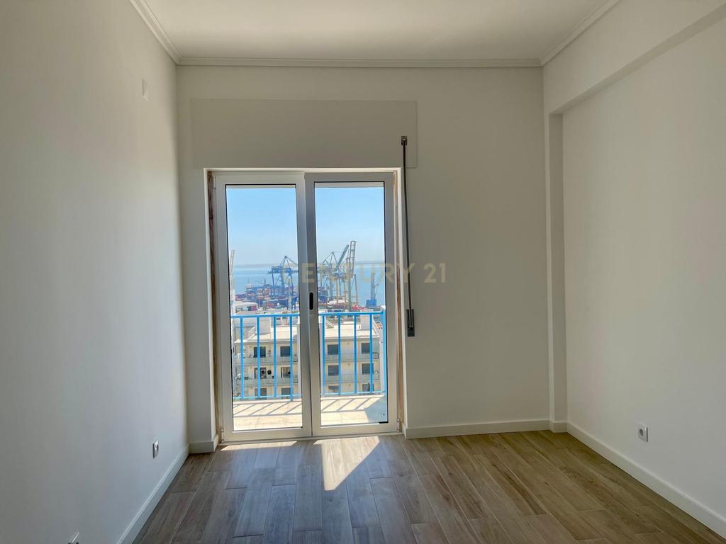 Apartamento Renovado com Vista Rio em Lisboa - Image 18