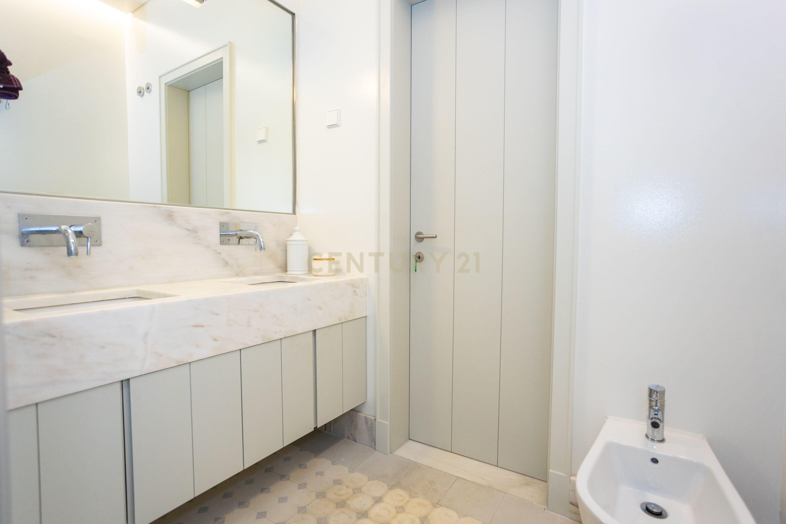 Apartamento T2 Lisboa - Rua Luciano Cordeiro - Image 11