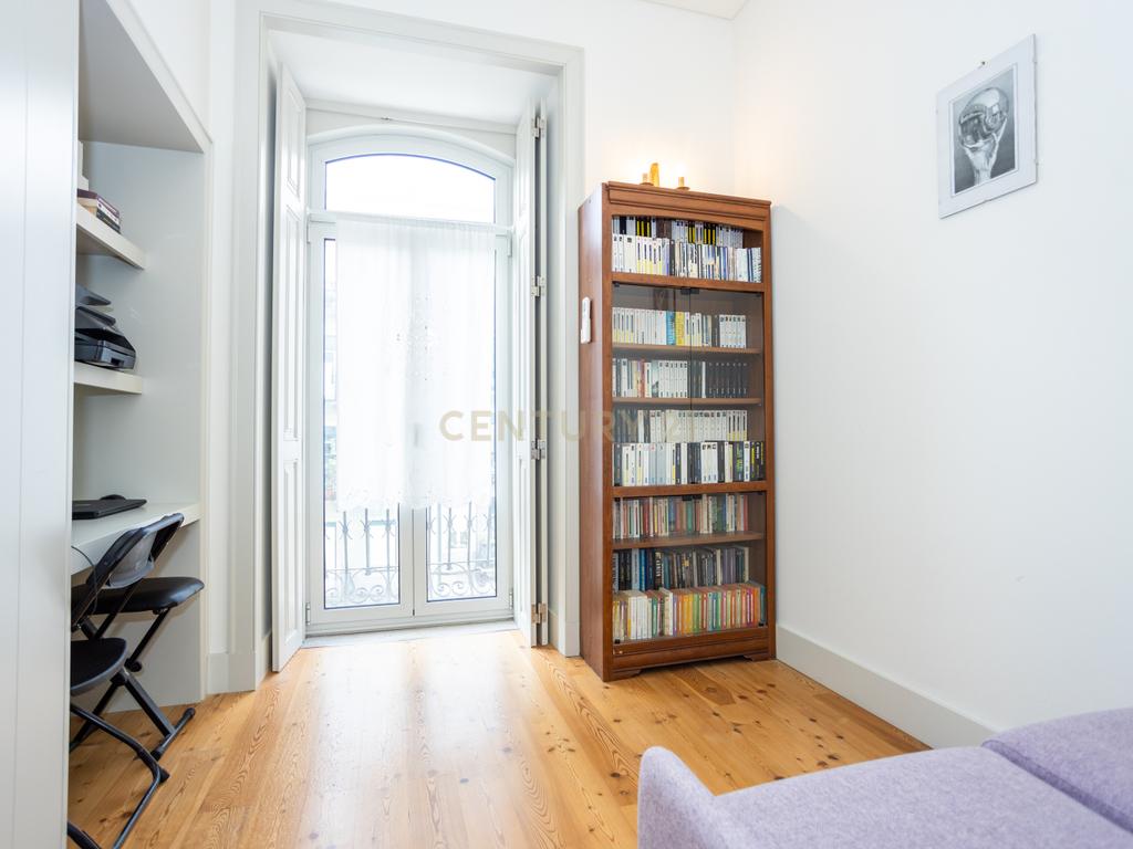 Apartamento T2 Lisboa - Rua Luciano Cordeiro - Image 15