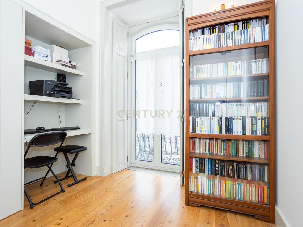Apartamento T2 Lisboa - Rua Luciano Cordeiro - Image 16