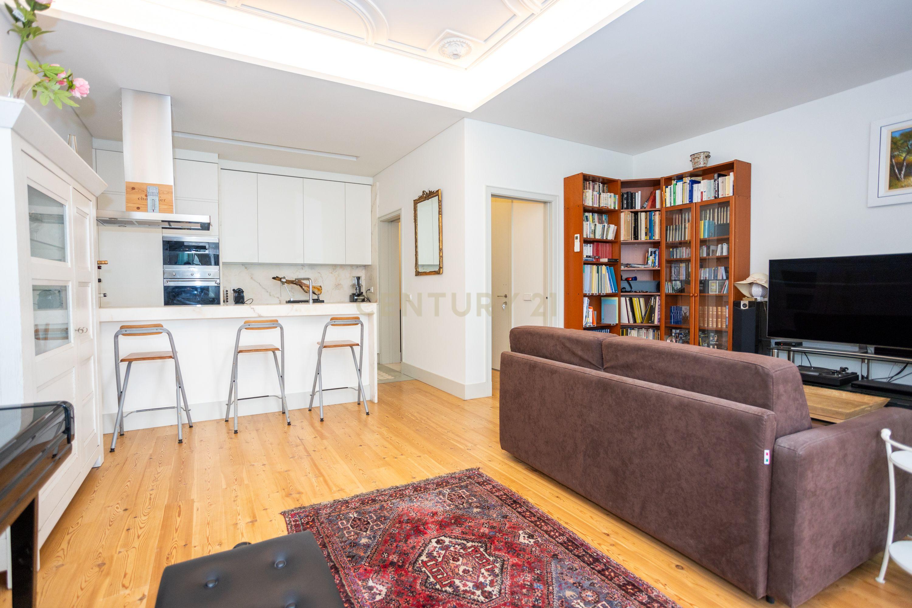 Apartamento T2 Lisboa - Rua Luciano Cordeiro - Image 1