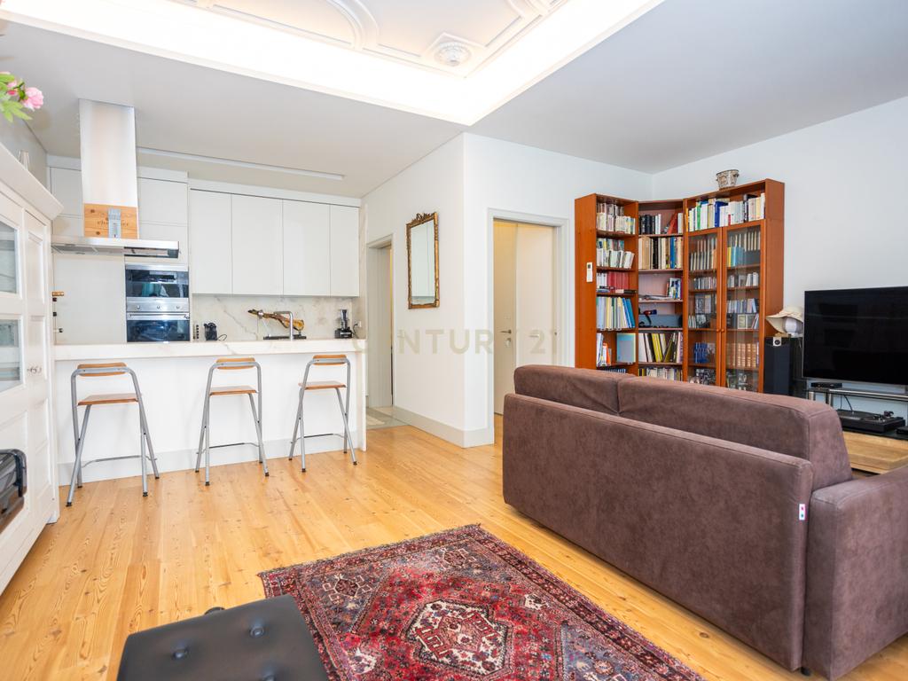Apartamento T2 Lisboa - Rua Luciano Cordeiro - Image 1