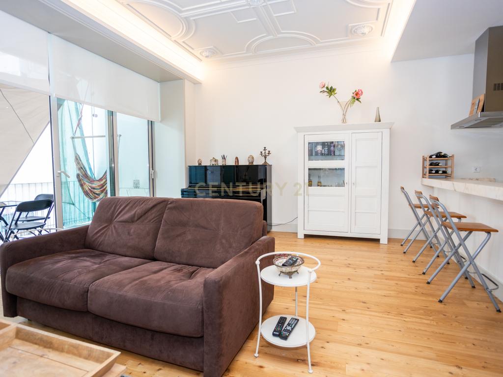 Apartamento T2 Lisboa - Rua Luciano Cordeiro - Image 2
