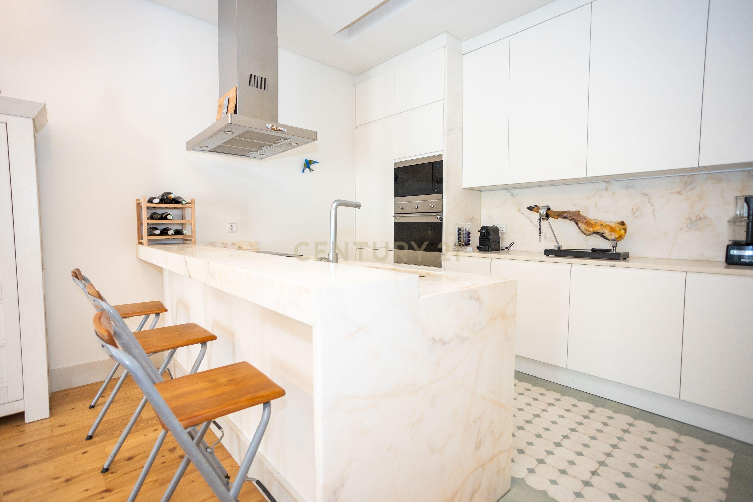 Apartamento T2 Lisboa - Rua Luciano Cordeiro - Image 3
