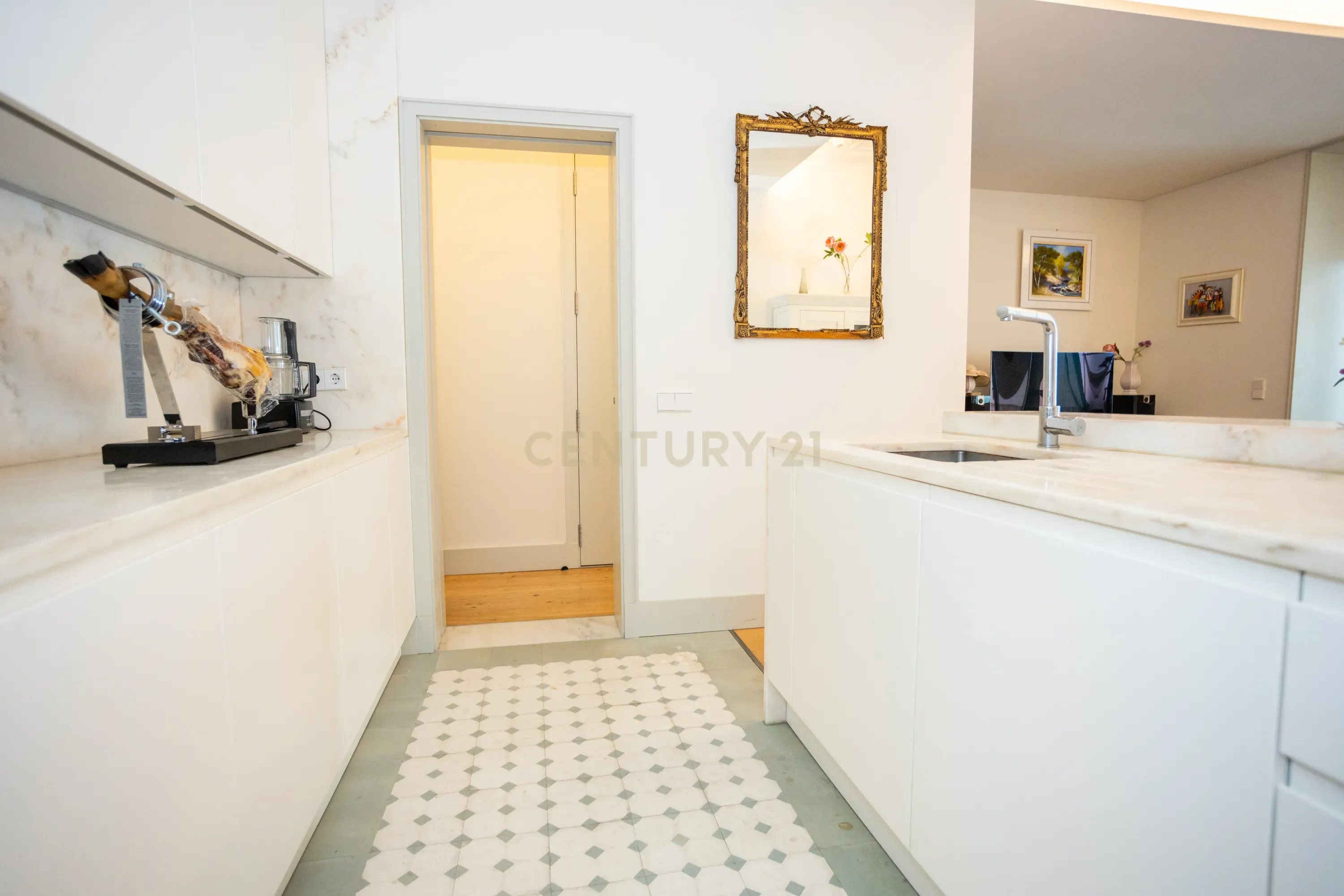 Apartamento T2 Lisboa - Rua Luciano Cordeiro - Image 5