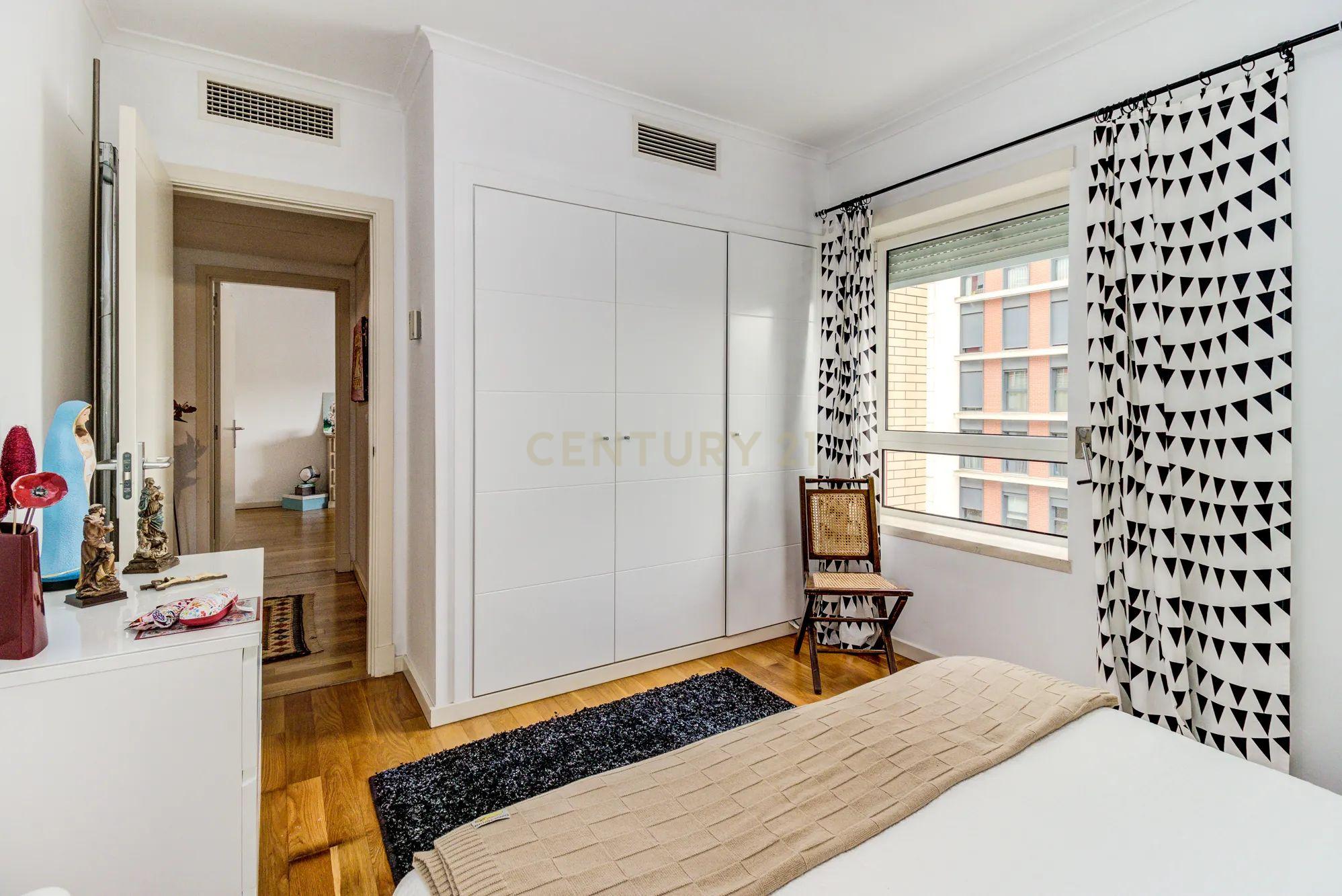 Apartamento T4, com 188m2, cozinha equipada e 2 lugares de garagem - Image 13