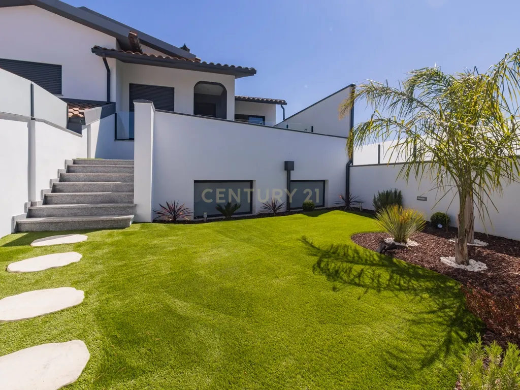 Propriedade Totalmente Renovada com Armazém/Garagem de Grande Dimensão e Piscina em Monte Real - Image 38