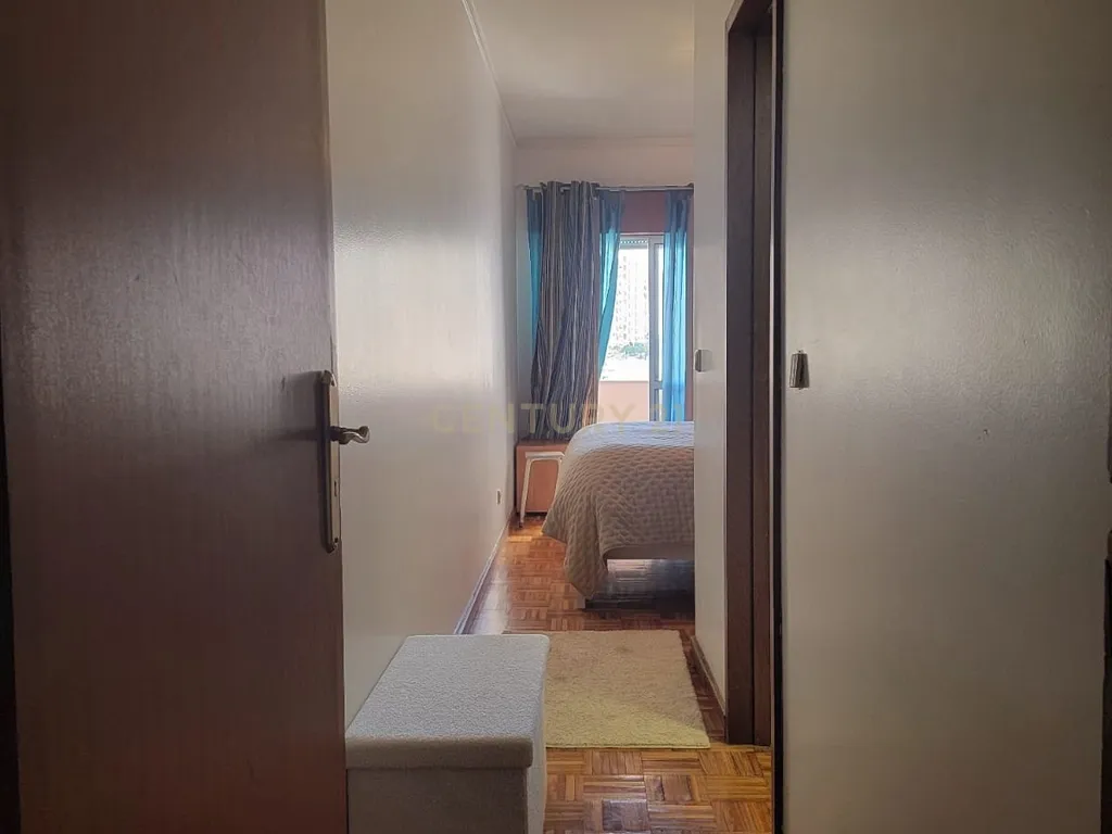 A 15 Minutos de Lisboa e das Praias: Descubra Este T3 com suíte e duas varandas em São Marcos - Image 9