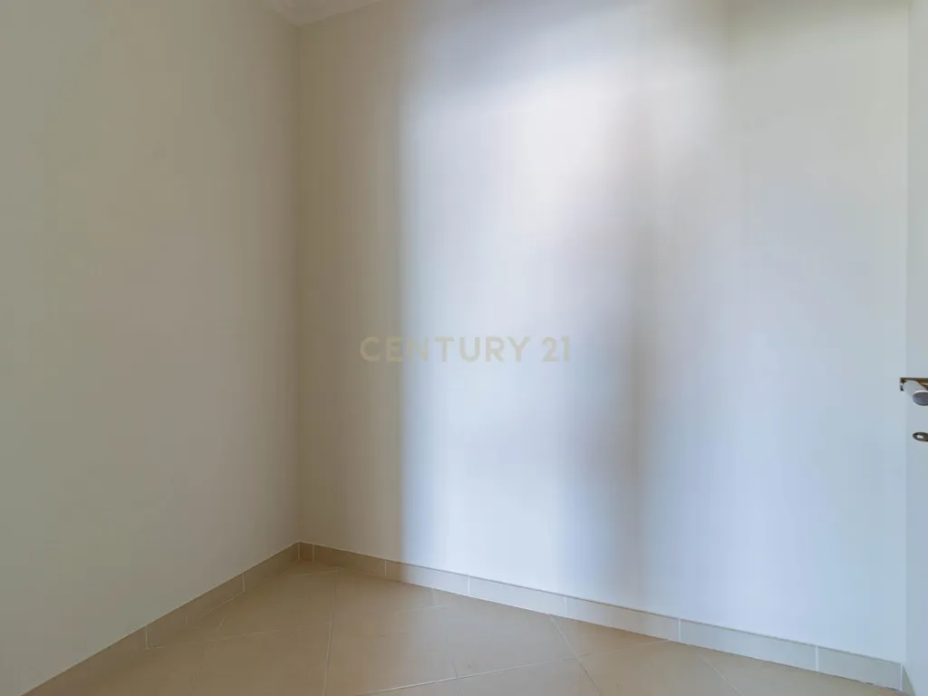 Excelente Apartamento T2 com 2 WC e Garagem - Image 10